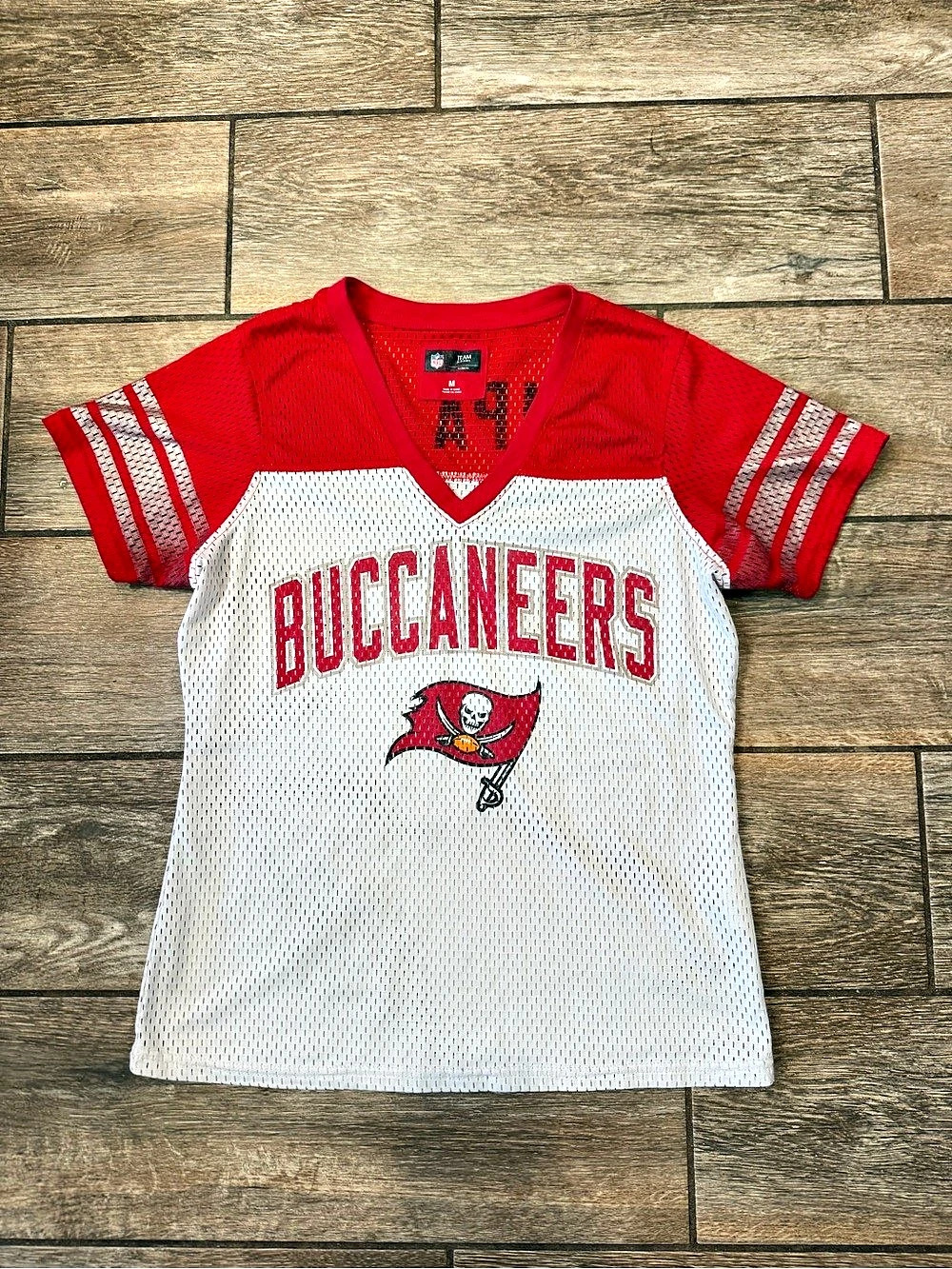 NFL Team Apparel Tampa Bay Buccaneers V-Neck Mesh Jersey Ladies Medium Red &Whit